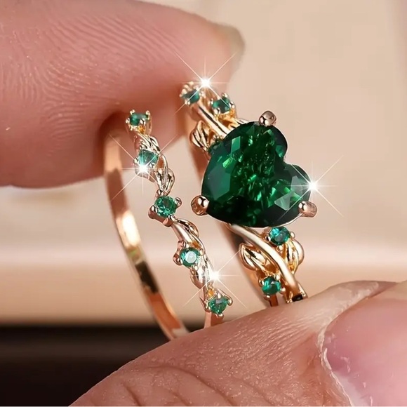 Gold Colored 2pcs Ring with Green Heart-Shaped Synthetic Zirconia- NIP - Picture 2 of 7